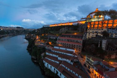Bir Vila Nova de Gaia görünümünü gece zaman Dom ben köprü, Luis Porto, Portekiz.