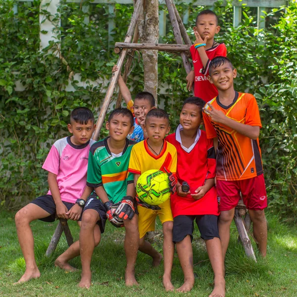 コチャン 2018 クロンソン地区に村から地元の不明な子供 356 人の住民と つの村から成る島チャン島 — ストック写真