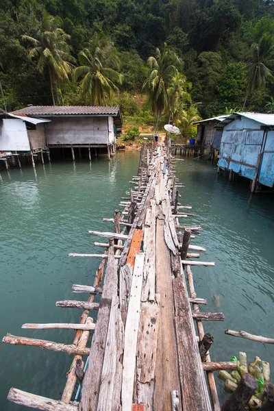 Muelle Hecho Tablones Madera Pueblo Pescadores Isla Chang Tailandia —  Fotos de Stock