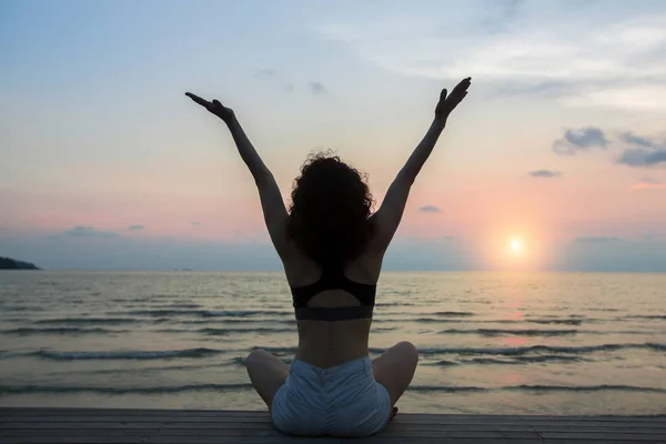 Giovane Donna Seduta Sulla Spiaggia Tende Mani Tramonto — Foto Stock