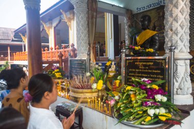 Koh Chang, Tayland - 1 Mar 2018: Tayland kutlama dünyaca Bucha günün. Bir Budizm, yerel halk ve yabancı turistler için onun sosyal normları belirleyen üç en önemli tatil.
