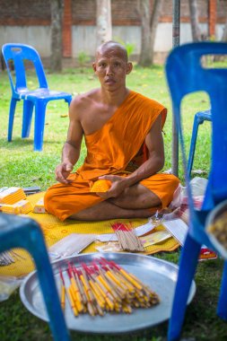 Koh Chang, Tayland - 1 Mar 2018: Monk dünyaca Bucha günü kutlama sırasında. Bir Budizm, yerli ve yabancı turistler için onun sosyal normları belirleyen üç en önemli tatil.
