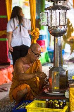 Koh Chang, Tayland - 1 Mar 2018: Monk dünyaca Bucha günü kutlama sırasında. Bir Budizm, yerli ve yabancı turistler için onun sosyal normları belirleyen üç en önemli tatil.
