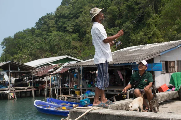Koh Chang Thailand Feb 2018 Locals Fishing Village Eastern Shore — Stock Photo, Image