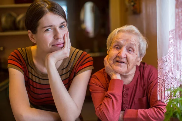 老年妇女与她的成人孙女摆肖像 — 图库照片