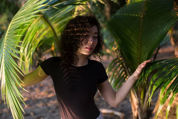 Linda Menina Asiática Olha Através Das Folhas Palma — Fotografia de Stock