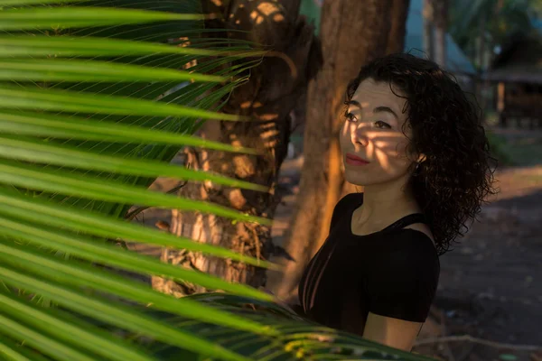 Schöne Asiatische Mädchen Sieht Durch Die Palmblätter — Stockfoto