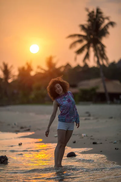 若く美しくすばらしい夕日の中に海のビーチを歩いてレース女性の混合 — ストック写真