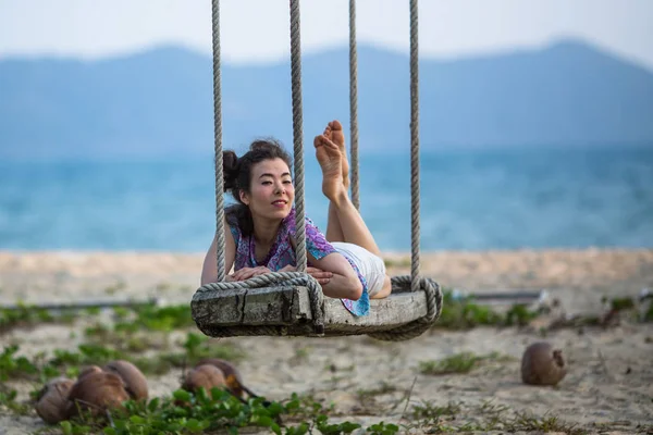 Ung Asiatisk Kvinna Ligger Gungorna Sea Beach — Stockfoto