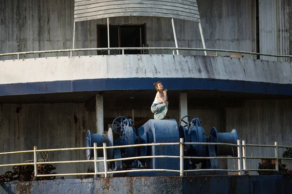 Joven Hermosa Mujer Raza Mixta Para Motor Gigante Barco Abandonado — Foto de Stock