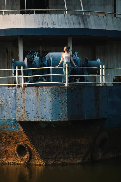 Joven Hermosa Mujer Raza Mixta Encuentra Barco Gigante Abandonado — Foto de Stock