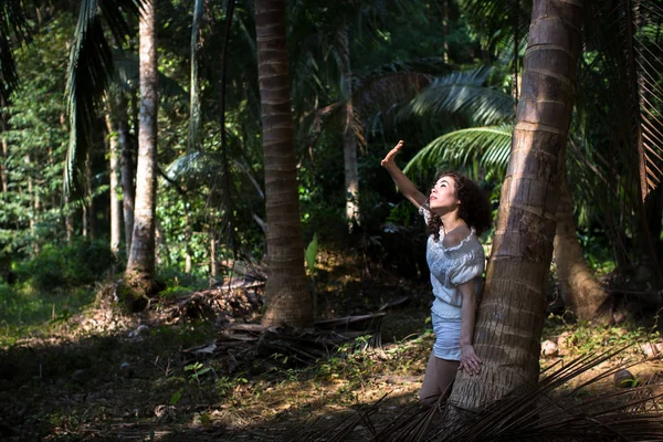 Молода Красива Азіатська Дівчина Тропічних Джунглях Ліцензійні Стокові Зображення
