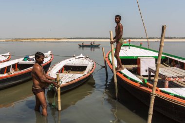 Varanasi, Hindistan - 13 Mar 2018: Boatmen kutsal Ganga nehir kıyısında. Dünyanın en eski şehirlerinden biri olarak kabul kutsal bir şehri Budistler ve Jains ve dünyanın merkezine olarak Hindu kozmoloji.