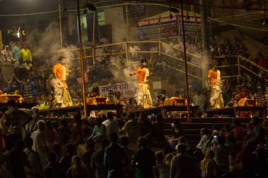 Varanasi, Hindistan - 13 Mar 2018: Bir grup rahip Agni Pooja gerçekleştirmek (Sanskritçe: ibadet of Fire) üzerinde Dashashwamedh Ghat - ana ve en eski ghat Varanasi, Ganj bulunan..