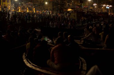 Varanasi, Hindistan - 13 Mar 2018: Bir grup rahip Agni Pooja gerçekleştirmek (Sanskritçe: ibadet of Fire) üzerinde Dashashwamedh Ghat - ana ve en eski ghat Varanasi, Ganj bulunan..