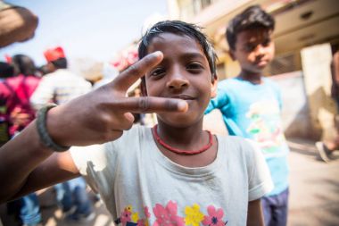 Varanasi, Hindistan - 14 Mar 2018: Ganga Nehri üzerinde kimliği belirsiz Hint çocuk. Efsaneye göre şehrin yaklaşık 5000 yıl önce Tanrı Shiva tarafından kuruldu