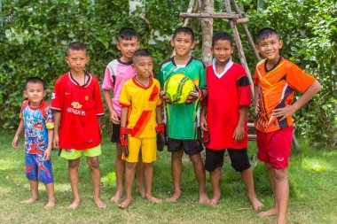 Koh Chang, Tayland - Mar 3, 2018: Köyü Klong şarkı bölgesinde yerel bilinmeyen çocuklar. Ko Chang 5,356 nüfusu ile 8 köyleri oluşan Adası.