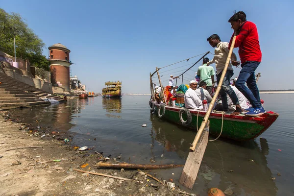 Varanasi Hindistan Mar 2018 Hacılar Kutsal Ganga Nehir Kıyısında Varanasi — Stok fotoğraf