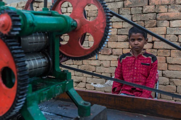 Varanasi Indie Březen 2018 Neidentifikovaný Indické Dítě Prodejce Šťávy Třtiny — Stock fotografie
