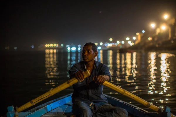 Varanasi India Mar 2018 Schippers Ganges Rivier Nacht Varanasi Een — Stockfoto