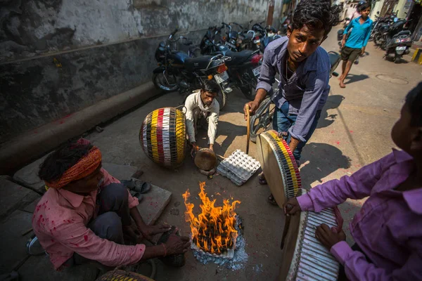 Varanasi Hindistan Mar 2018 Müzisyenler Şehir Caddeleri Üzerinde Varanasi Bir — Stok fotoğraf