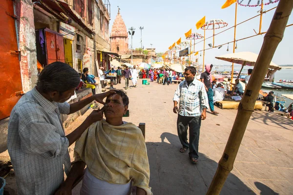 Varanasi India Mar 2018 Kapper Knipt Haren Van Pelgrim Een — Stockfoto