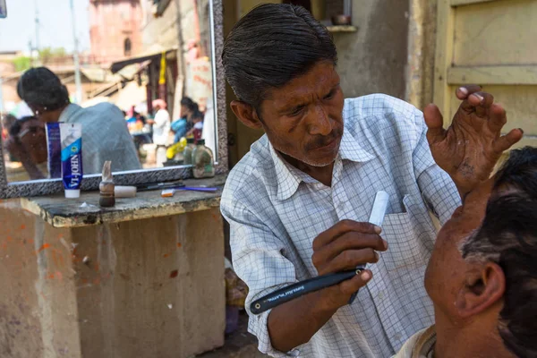 Varanasi Índia Mar 2018 Cabeleireiro Corta Cabelo Peregrino Corte Cabelo — Fotografia de Stock