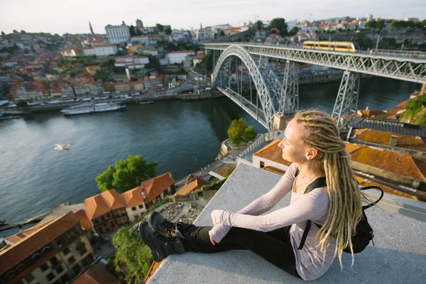 Mladá Žena Blond Dredy Vyhlídka Naproti Dom Luis Most Porto — Stock fotografie