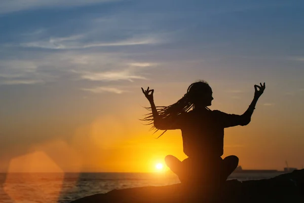 Meditatie Yoga Vrouw Silhouet Zee Tijdens Zonsondergang — Stockfoto