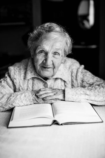 Äldre Kvinna Pensionär Sitter Med Bok Bordet — Stockfoto