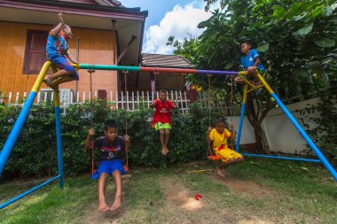 Koh Chang, Tayland - Mar 3, 2018: Köyü Klong şarkı bölgesinde yerel bilinmeyen çocuklar. Ko Chang 5,356 nüfusu ile 8 köyleri oluşan Adası.