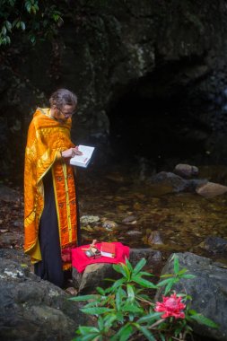 Koh Chang, Tayland - 9 Mar 2018: Ortodoks rahip manevi doğum - vaftiz ayini sırasında. Tayland'da şu anda 10 Ortodoks yerleşim birimleri, Ortodoks nüfus %0,002 tarafından uygulanmaktadır.