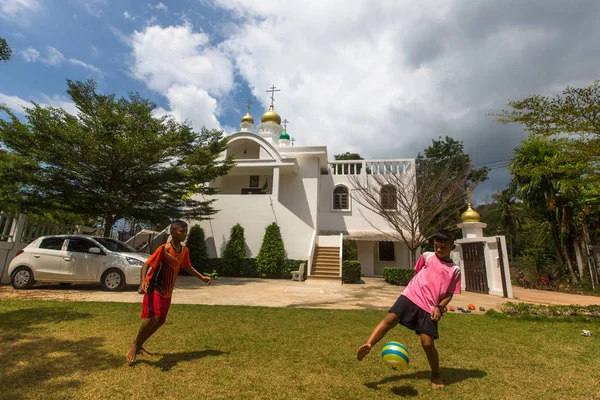チャン島 2018 タイのお子様はロシア正教教会の近くにボールで遊ぶ タイでは現在 の正統の教区 002 人口の正統派的信仰を実践 — ストック写真