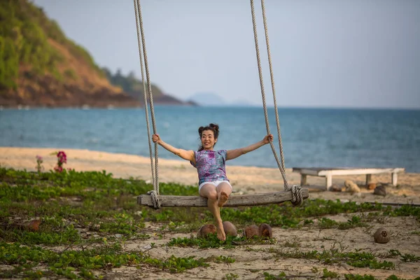 Junge Mischlingshündin Auf Der Holzschaukel Strand — Stockfoto