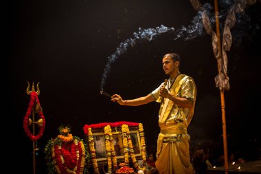 Varanasi, Hindistan - 15 Mar 2018: Bir grup rahip Agni Pooja gerçekleştirmek (Sanskritçe: ibadet of Fire) üzerinde Dashashwamedh Ghat - ana ve en eski ghat Varanasi, Ganj bulunan..