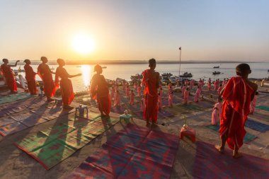 Varanasi, Hindistan - 18 Mar 2018: Genç hindu Rahipler şafak Ganj kıyısında karşılamak için bir tören yapmak ve Hint ve bayrağını yükseltmek. Varanasi Hinduizm 7 kutsal şehirlerden biri. 