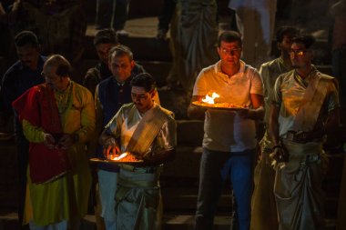 Varanasi, Hindistan - 17 Mar 2018: Sunulması çiçekler ve mumlar için kutsal Ganj Nehri. Efsaneye göre şehrin yaklaşık 5000 yıl önce Tanrı Shiva tarafından kuruldu.