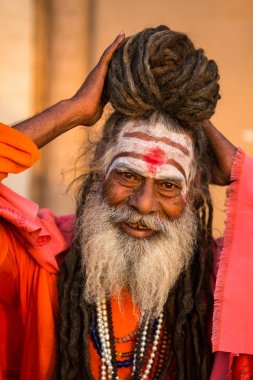 Varanasi, Hindistan - 19 Mar 2018: Sadhu veya Baba (Kutsal adam) ghats Ganj Nehri'nin üzerinde. Normalde bir sadhu vazgeçtiğini, bir keşiş, malzeme keyfi feragat olduğunu. Hindistan'da 4 5 milyon sadhu için.