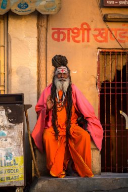 Varanasi, Hindistan - 19 Mar 2018: Sadhu veya Baba (Kutsal adam) ghats Ganj Nehri'nin üzerinde. Normalde bir sadhu vazgeçtiğini, bir keşiş, malzeme keyfi feragat olduğunu. Hindistan'da 4 5 milyon sadhu için.