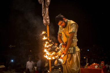 Varanasi, Hindistan - 15 Mar 2018: Bir grup rahip Agni Pooja gerçekleştirmek (Sanskritçe: ibadet of Fire) üzerinde Dashashwamedh Ghat - ana ve en eski ghat Varanasi, Ganj bulunan..