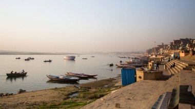 Varanasi, Hindistan - 19 Mar 2018: Sabahın erken saatlerinde kutsal Ganj Nehri kıyısında. Efsaneye göre şehrin yaklaşık 5000 yıl önce Tanrı Shiva tarafından kuruldu.