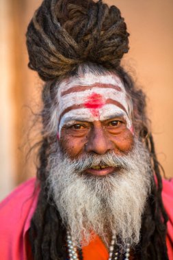 Varanasi, Hindistan - 19 Mar 2018: Sadhu veya Baba (Kutsal adam) ghats Ganj Nehri'nin üzerinde. Normalde bir sadhu vazgeçtiğini, bir keşiş, malzeme keyfi feragat olduğunu. Hindistan'da 4 5 milyon sadhu için.