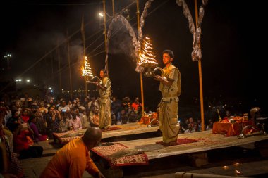 Varanasi, Hindistan - 15 Mar 2018: Bir grup rahip Agni Pooja gerçekleştirmek (Sanskritçe: ibadet of Fire) üzerinde Dashashwamedh Ghat - ana ve en eski ghat Varanasi, Ganj bulunan..