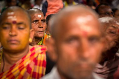 Varanasi, Hindistan - 15 Mar 2018: Hacılar sırasında Agni Pooja gerçekleştirmek (Sanskritçe: ibadet of Fire) üzerinde Dashashwamedh Ghat - ana ve en eski ghat Varanasi, Ganj bulunan..