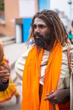 Varanasi, Hindistan - 15 Mar 2018: Ana Sadhu (Kutsal adam) Dashashwamedh Ghat üzerinde olduğunu ve muhtemelen en eski ghat Varanasi, Ganj Kashi Vishwanath Tapınağı yakın yer alan.