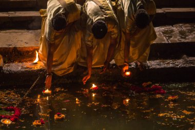 Varanasi, Hindistan - 17 Mar 2018: Sunulması çiçekler ve mumlar için kutsal Ganj Nehri. Efsaneye göre şehrin yaklaşık 5000 yıl önce Tanrı Shiva tarafından kuruldu.