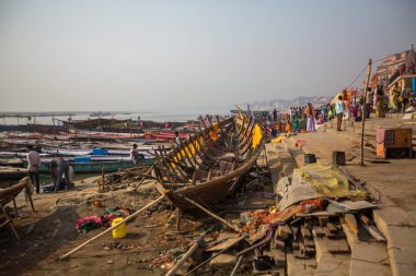 Varanasi, Hindistan - 22 Mar 2018: Sabahın erken saatlerinde kutsal Ganj Nehri kıyısında. Efsaneye göre şehrin yaklaşık 5000 yıl önce Tanrı Shiva tarafından kuruldu.