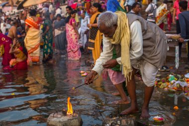 Varanasi, Hindistan - 22 Mar 2018: Hacılar sabahın erken saatlerinde su kutsal Ganj Nehri Dalma. Efsaneye göre şehrin yaklaşık 5000 yıl önce Tanrı Shiva tarafından kuruldu.