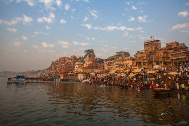 Varanasi, Hindistan - 22 Mar 2018: Hacılar sabahın erken saatlerinde su kutsal Ganj Nehri Dalma. Efsaneye göre şehrin yaklaşık 5000 yıl önce Tanrı Shiva tarafından kuruldu.