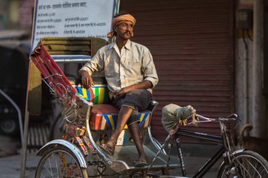 Varanasi, Hindistan - 23 Mar 2018: Hint trishaw bekleyen yolcular sokakta. Efsaneye göre şehrin yaklaşık 5000 yıl önce Tanrı Shiva tarafından kuruldu.